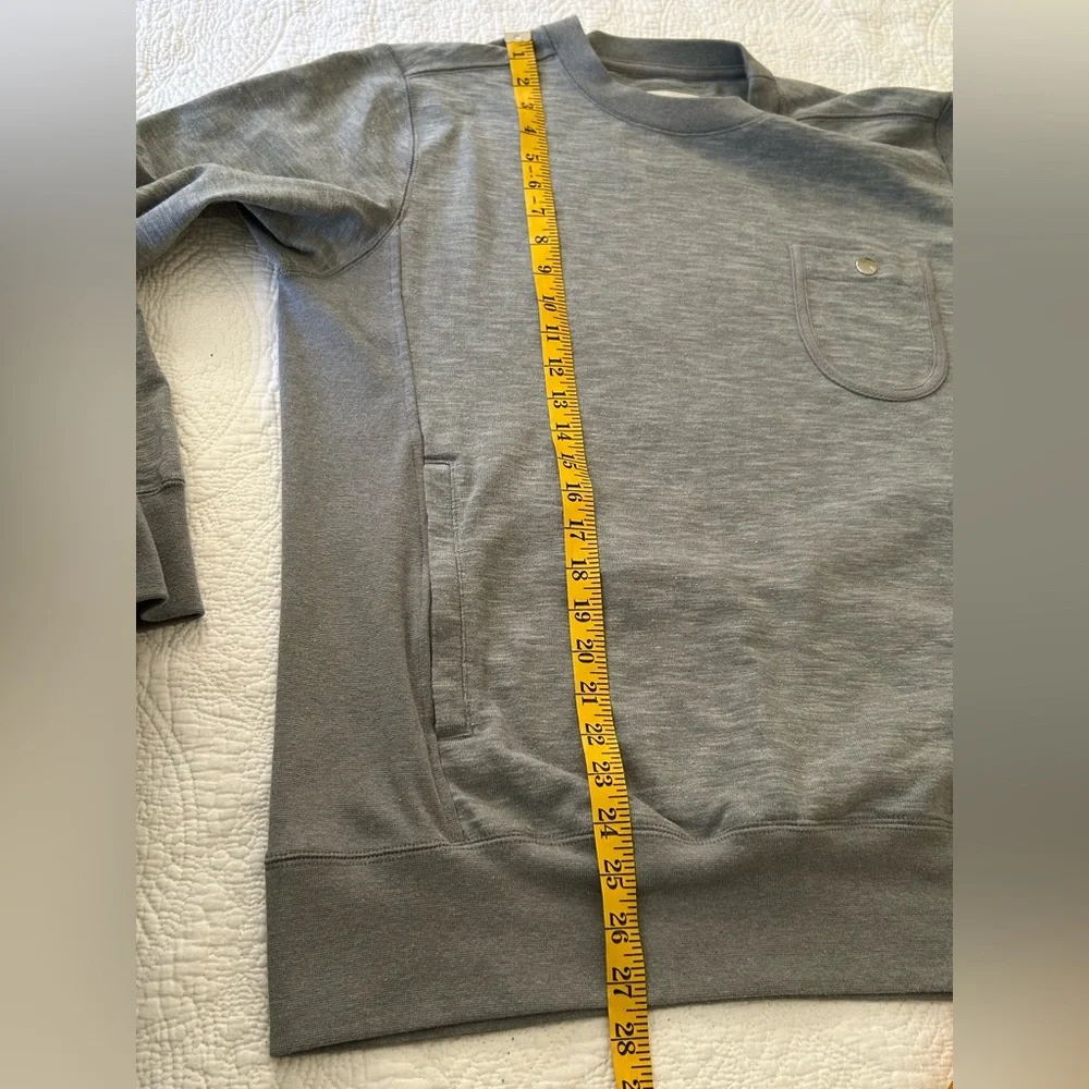 Men’s Burton DryRide sweater. Grey size L. Front zip pockets/ chest pocket. Nice